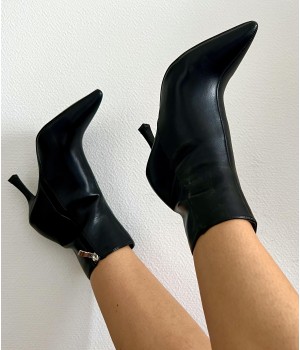 Black faux leather pointed...