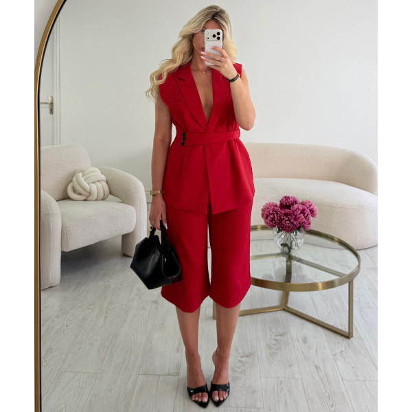 Fitted red sleeveless blazer