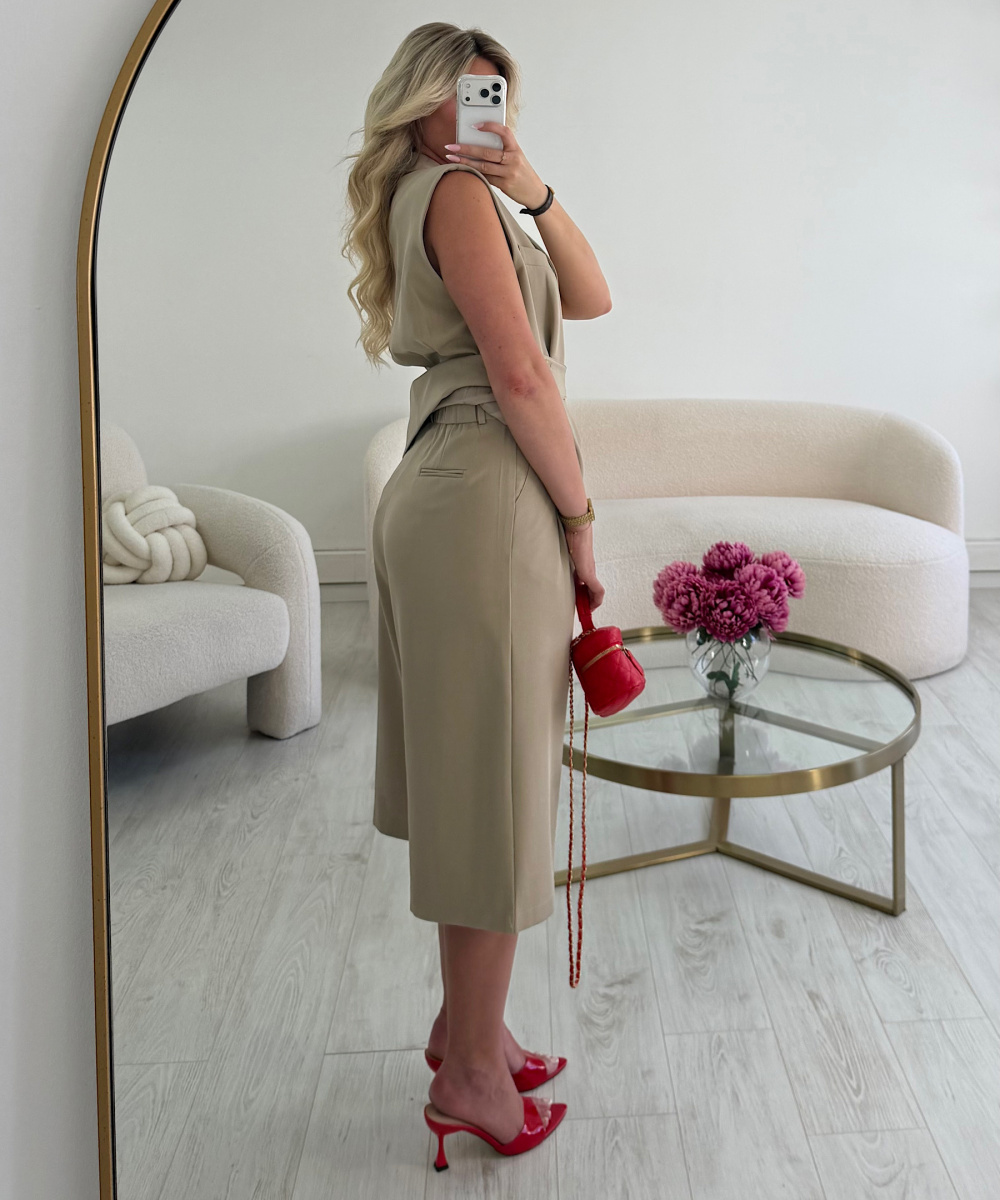 Straight-cut, flowing beige Bermuda shorts