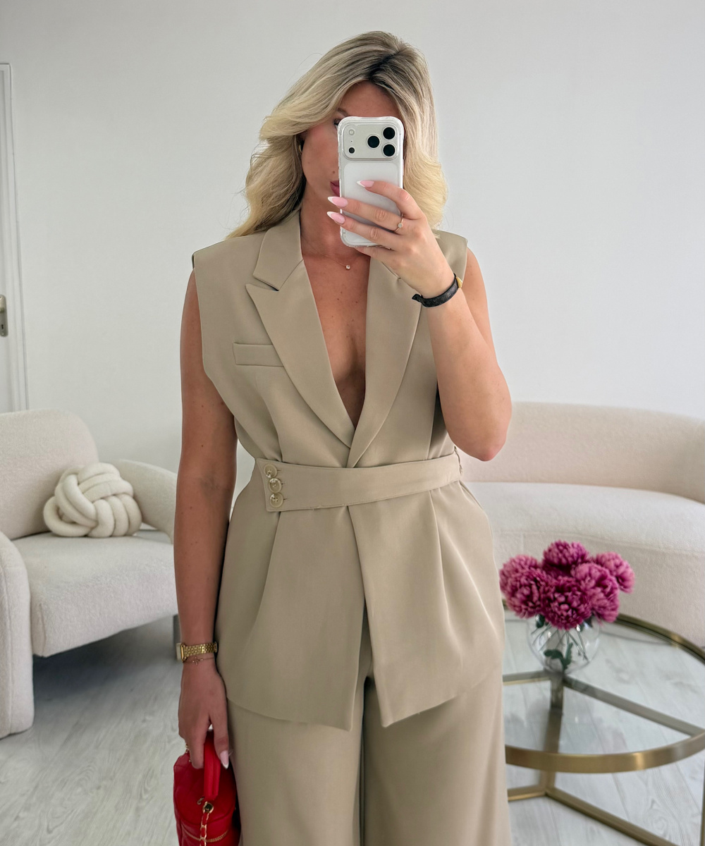 Fitted beige sleeveless blazer