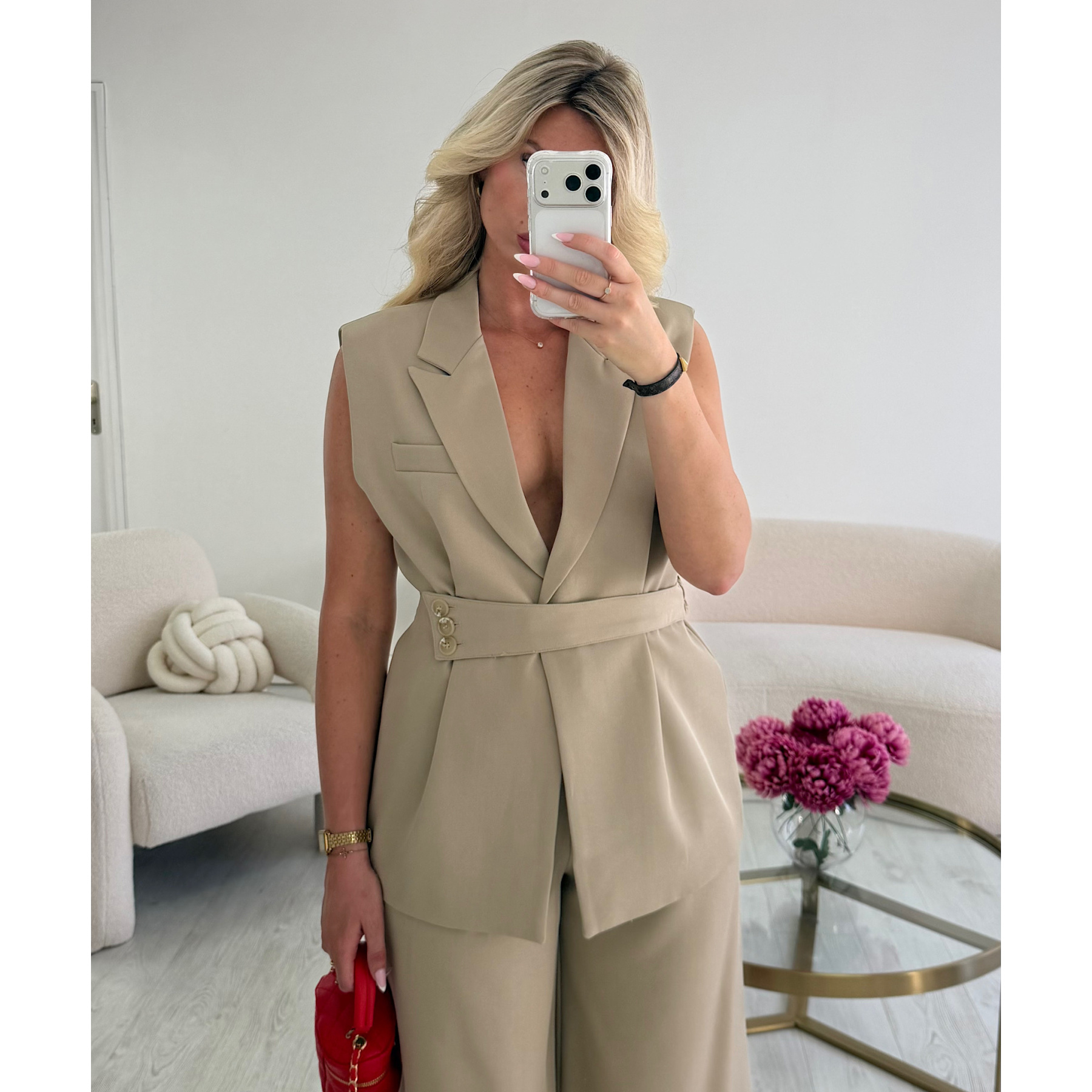 Fitted beige sleeveless blazer