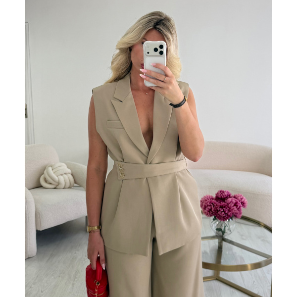 Fitted beige sleeveless blazer