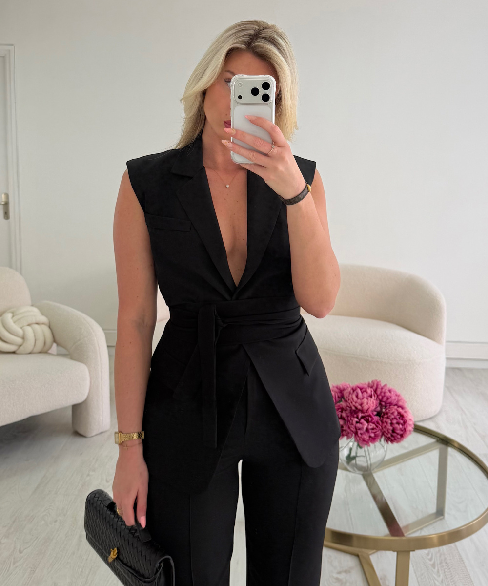 Sleeveless black fitted blazer