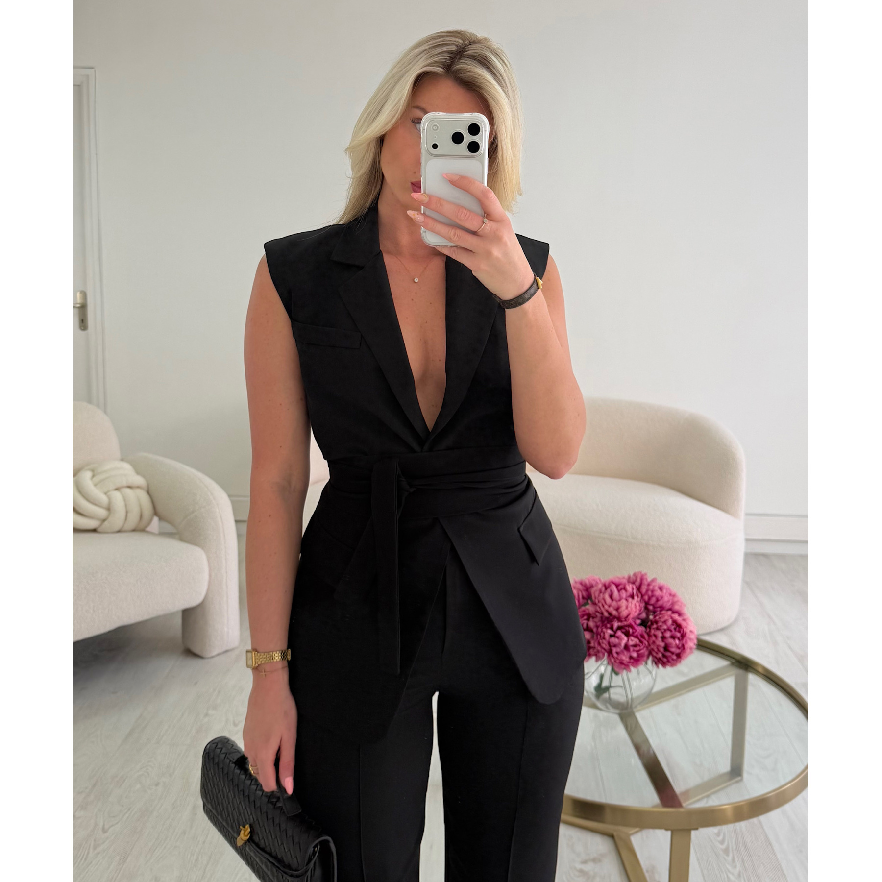 Sleeveless black fitted blazer
