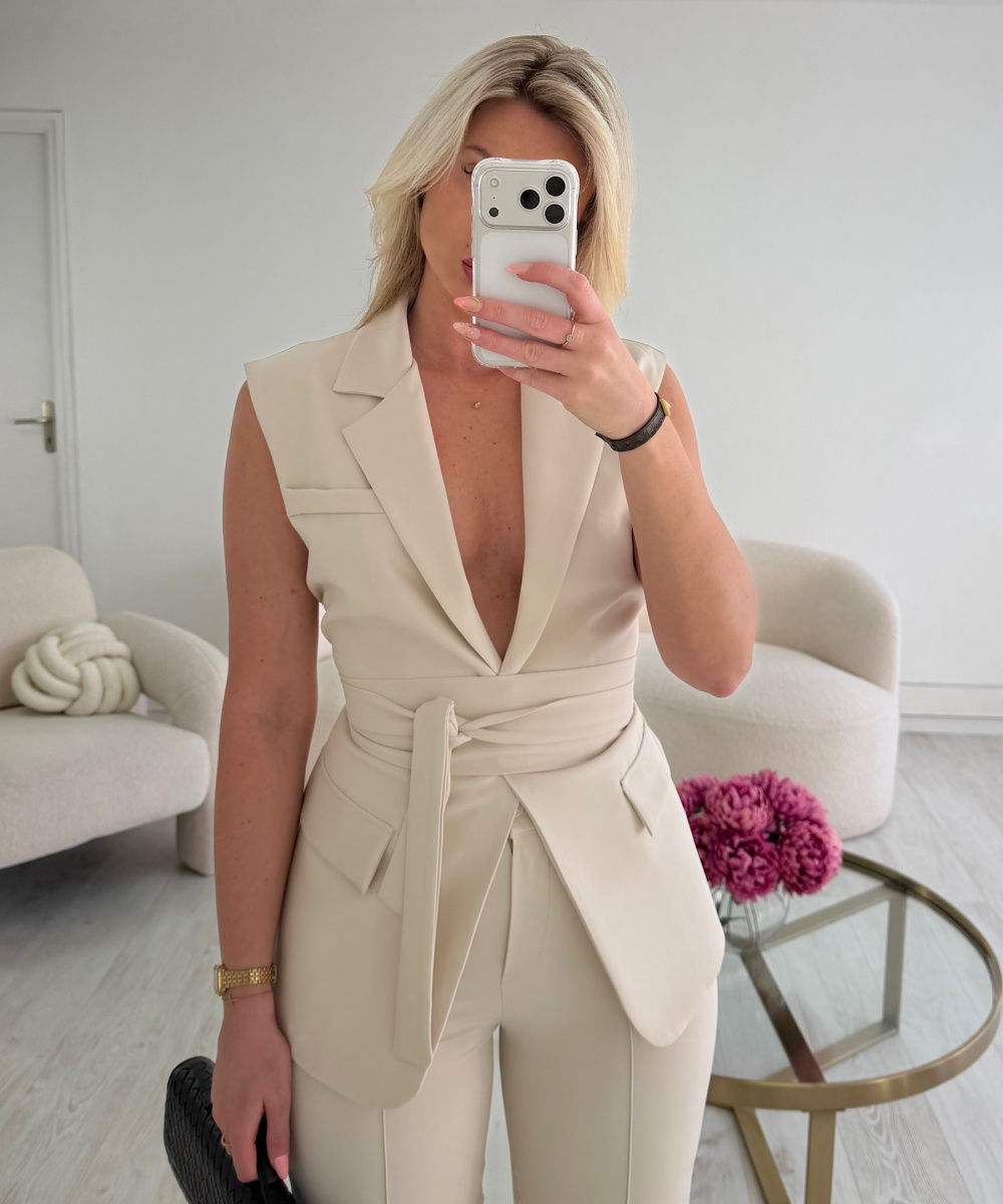 Sleeveless creamy fitted blazer