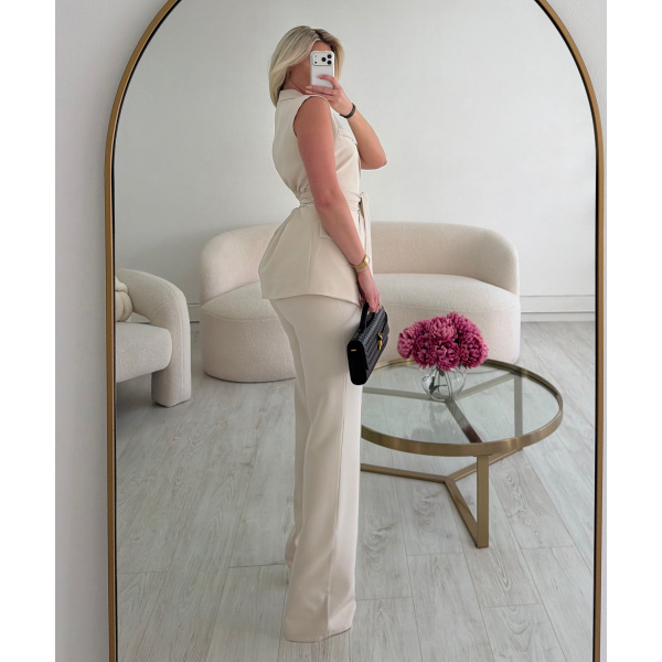 Sleeveless creamy fitted blazer