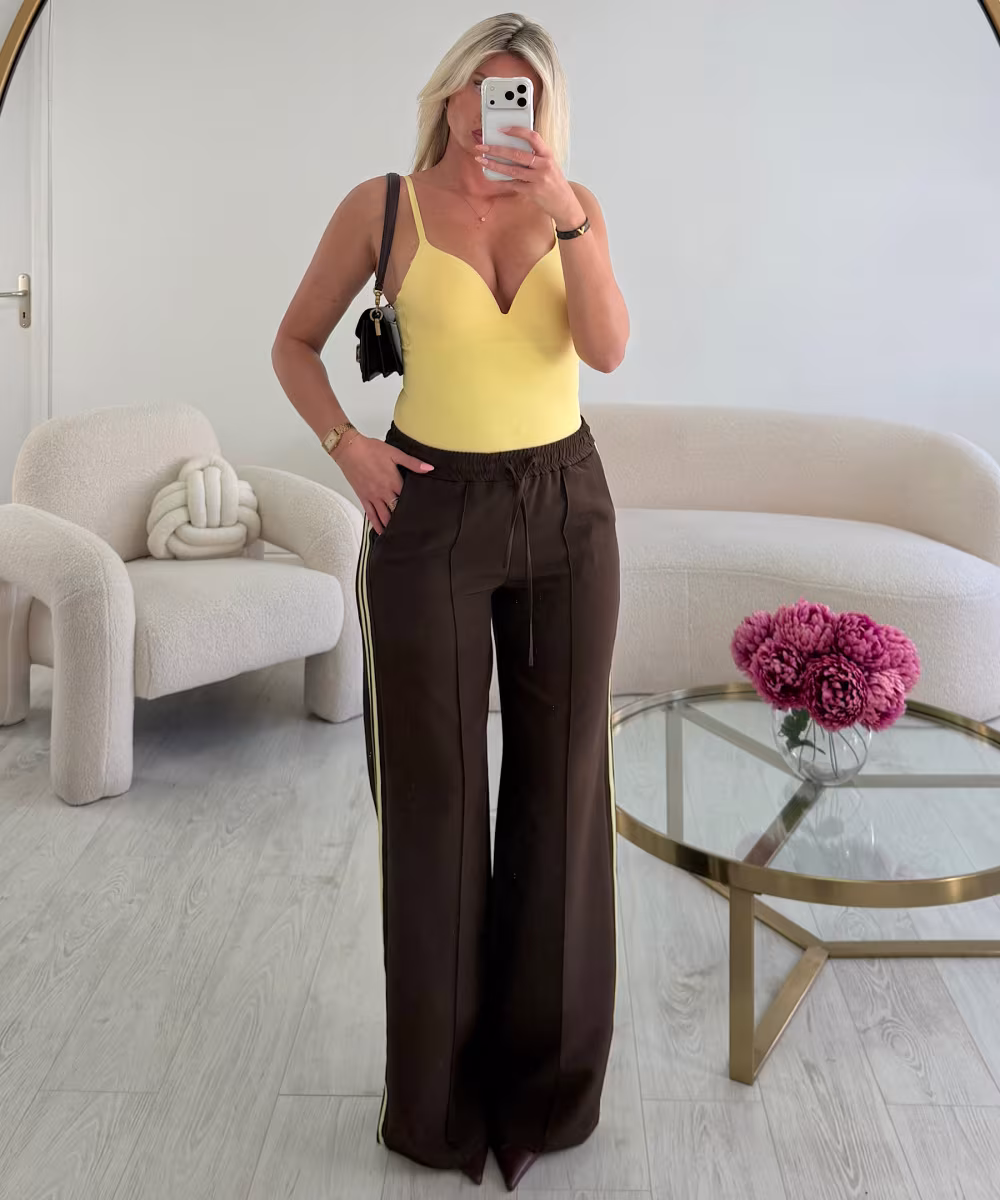 Pantalon casual choco bandes jaune