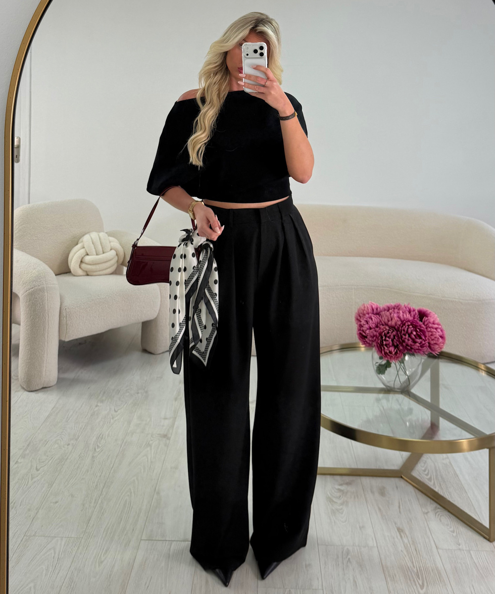 Extra-long pleated trousers in black - DRESS DESIREE