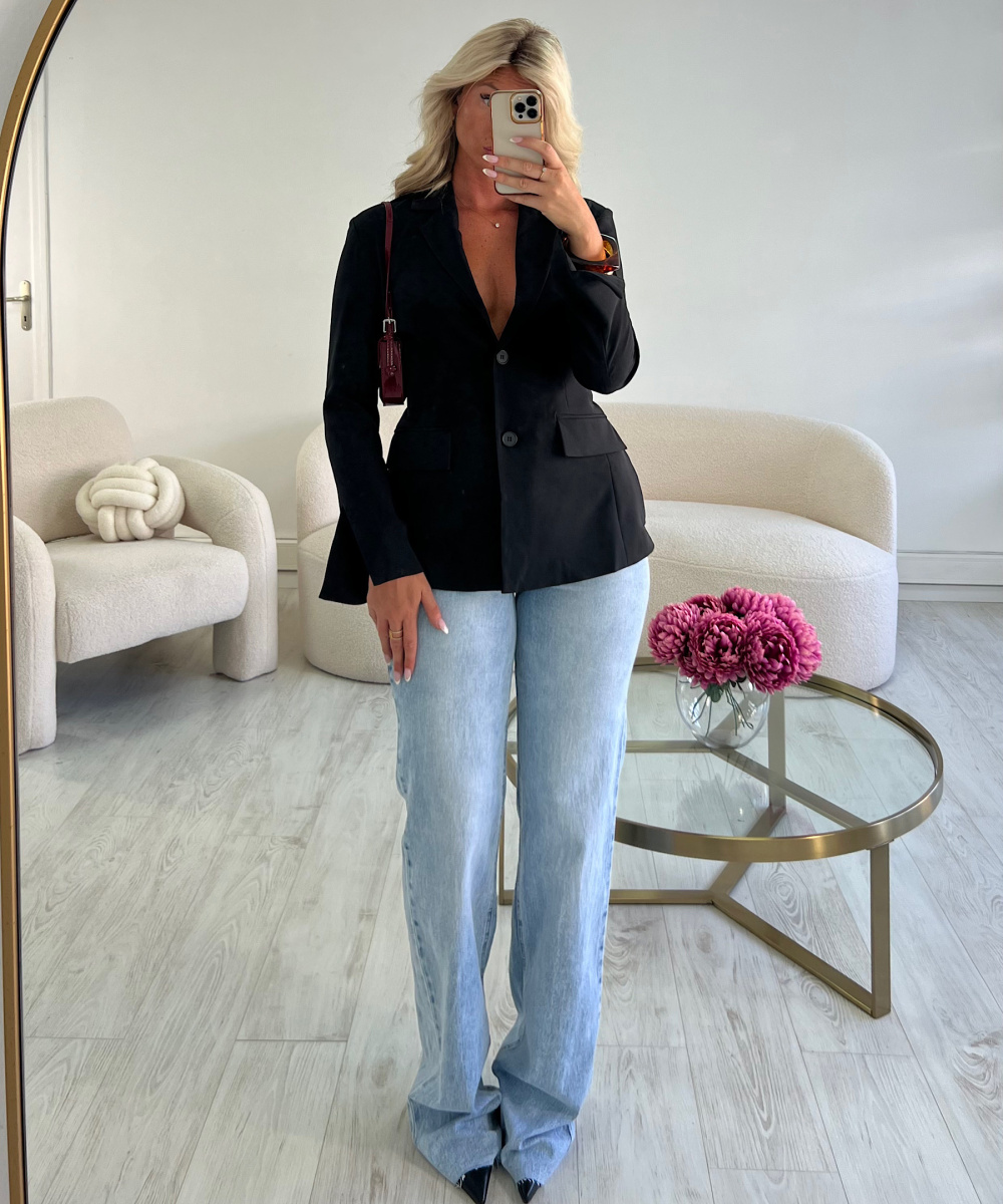 Sleeveless black fitted blazer