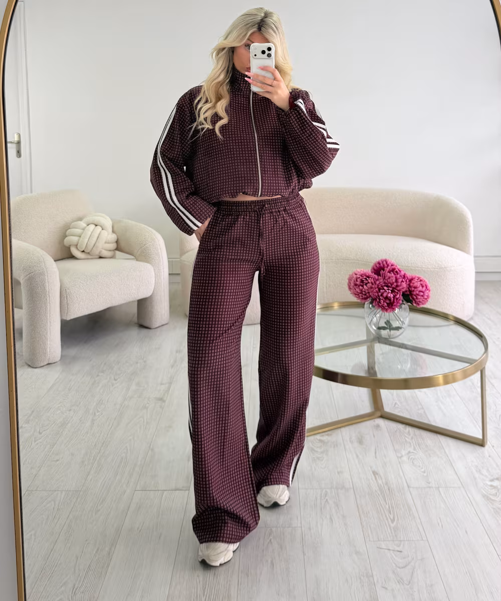 Casual plaid trousers with burgundy stripes